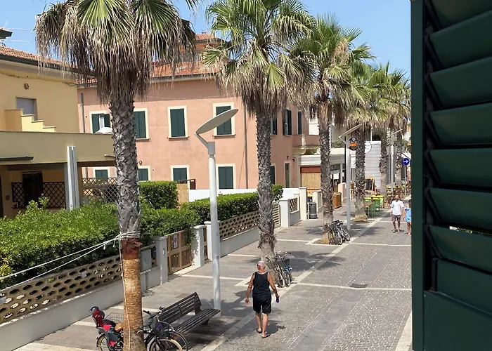 Bed & Parking Cecina Rooms